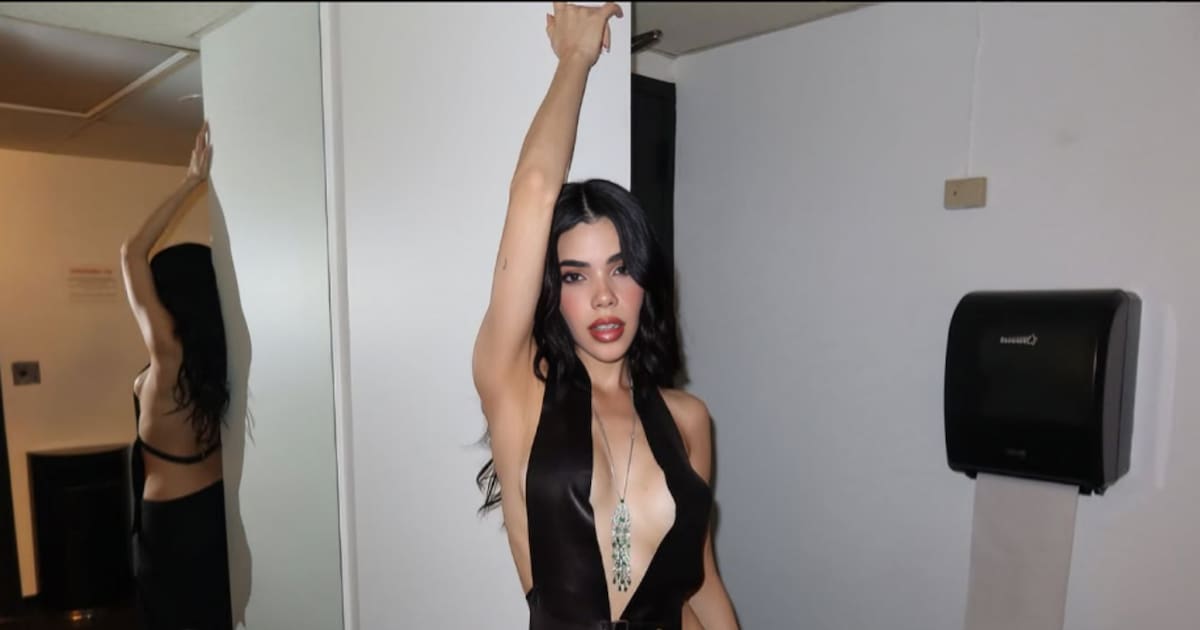El lujoso collar de más de un millón de pesos que Kenia Os lució junto a Peso Pluma en los Billboard 2025