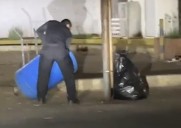 ¡Indignante! Trabajador de restaurante atrapado arrojando basura en las calles de Maracaibo: ¡exigen sanciones severas! (VIDEOS EXCLUSIVOS)