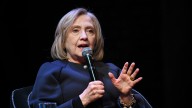 Clinton acusa a Trump de usar pretextos para una “intervención militar”