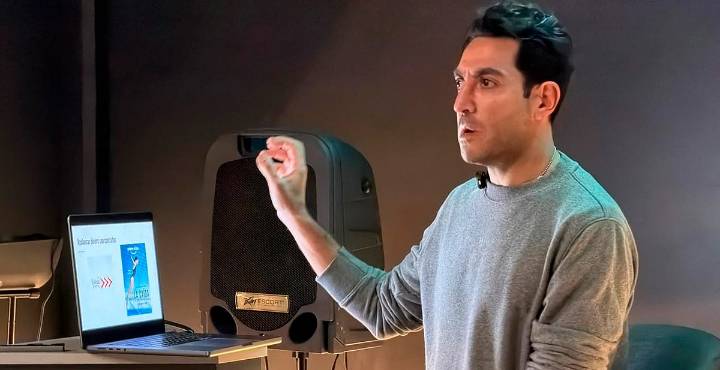 Productor de “Club de cuervos” inspira a jóvenes cineastas en Morelia