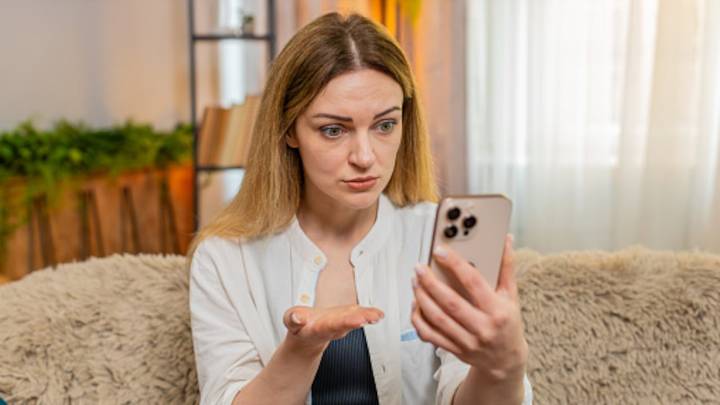 Si ve estos puntos de colores en la pantalla de su celular, podría estar siendo vigilado sin saberlo