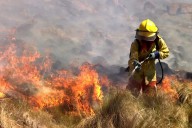 Bomberos combaten un incendio en el Parque Nacional Quebrada del Condorito