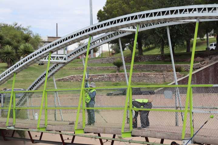 Pinta Municipio y restaura malla ciclónica de puente peatonal