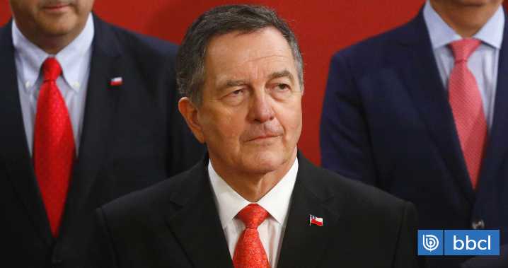 Roberto Ampuero rompe con su sector: exministro de Piñera anuncia su voto por Kast y critica a Matthei