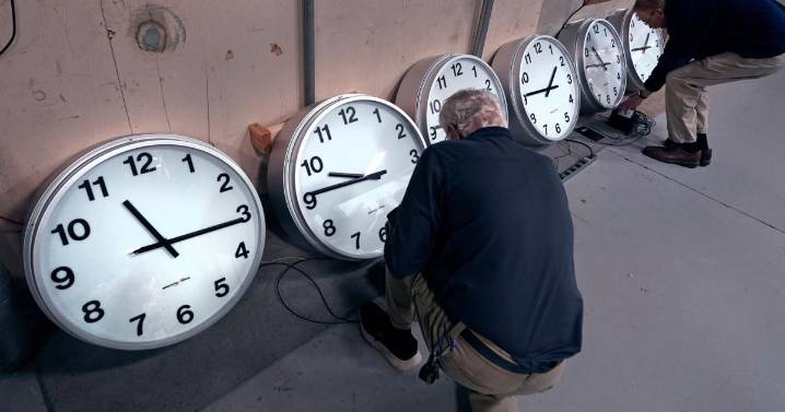 Here's what happens to your body when clocks 'fall back' an hour