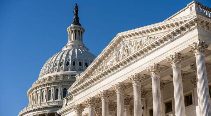 Cierre de gobierno de EU: esperan "golpe" en seguro social