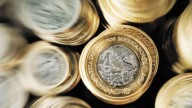 Peso mexicano cae contra el dólar tras dato de inflación y minutas del Banxico