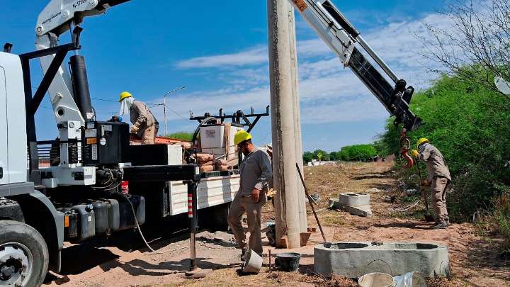 Amplían la red de alumbrado público para el barrio La Casilla de Los Quiroga