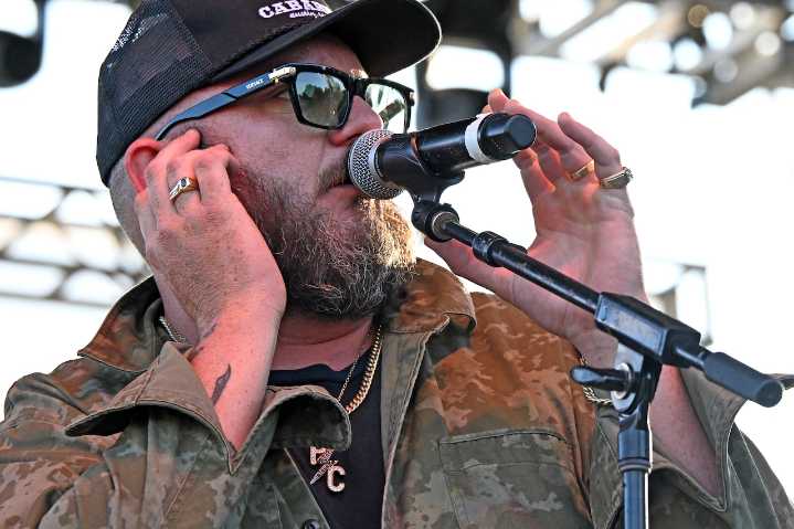 Country music star taking non-traditional route in cancer fight at 40