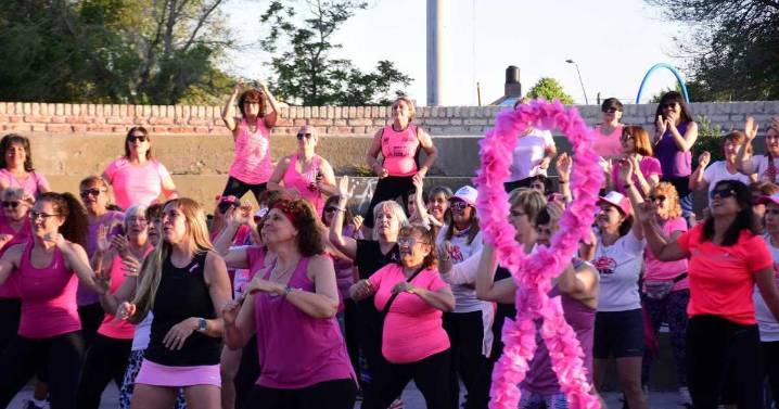 Caminata por la vida en Roca: un octubre que llena las calles de rosa contra el cáncer de mama