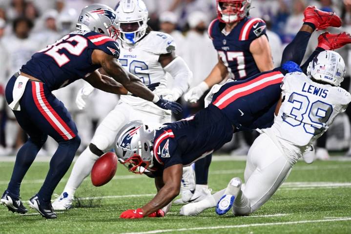 Deadspin | Patriots RB Antonio Gibson (knee) exits vs. Bills