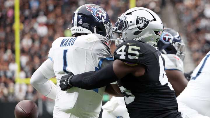 Devin White's big half sends Raiders to halftime with a 10