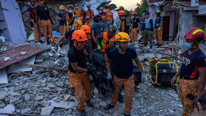 Al menos 60 muertos dejó sismo de magnitud 6.9 en Filipinas