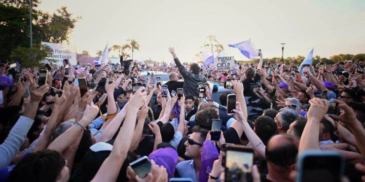 Milei llevó su campaña a Entre Ríos: reunión con su aliado Frigerio y una recorrida junto a una multitud