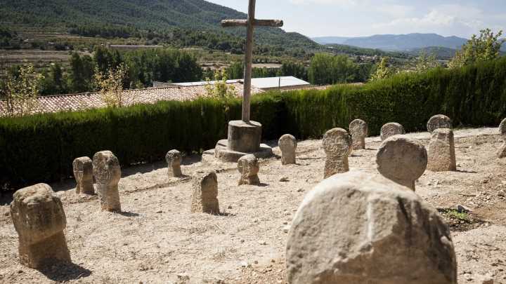 El impresionante cementerio de Aragón, cuyas tumbas medievales muestran la Danza de la Muerte
