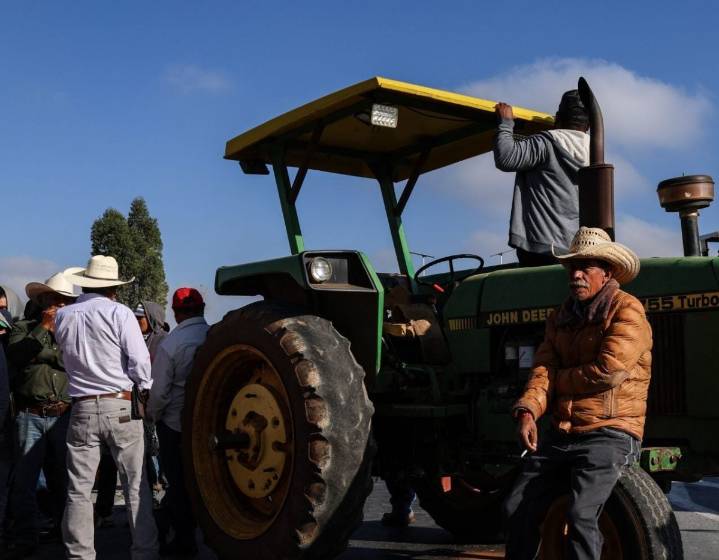 Campesinos de Tlaxcala bloquean carreteras para exigir apoyos para el campo