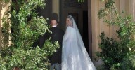 Bárbara Mrijan llega a su boda, un elegante vestido, de una firma clásica, con homenaje