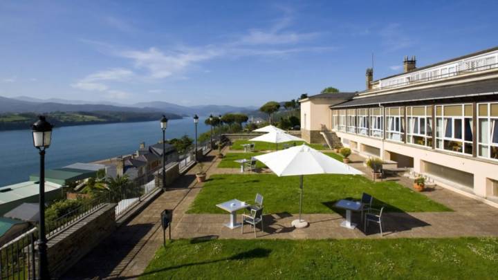 El hotel mejor valorado de Ribadeo: 3.400 reseñas, una puntuación casi perfecta y al lado de la ría