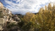 El único pueblo de Zaragoza que tiene puente para Todos los Santos: 62 habitantes y casas colgantes