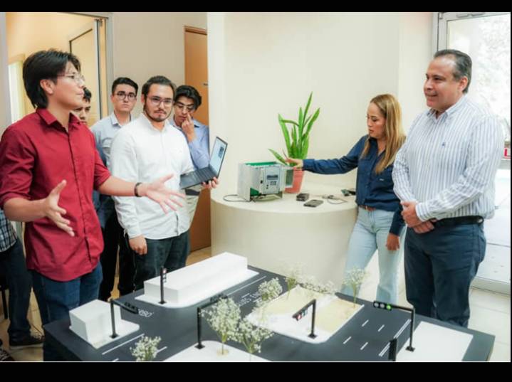 Reconoce Toño Astiazarán talento juvenil creador del proyecto de semáforo inteligente