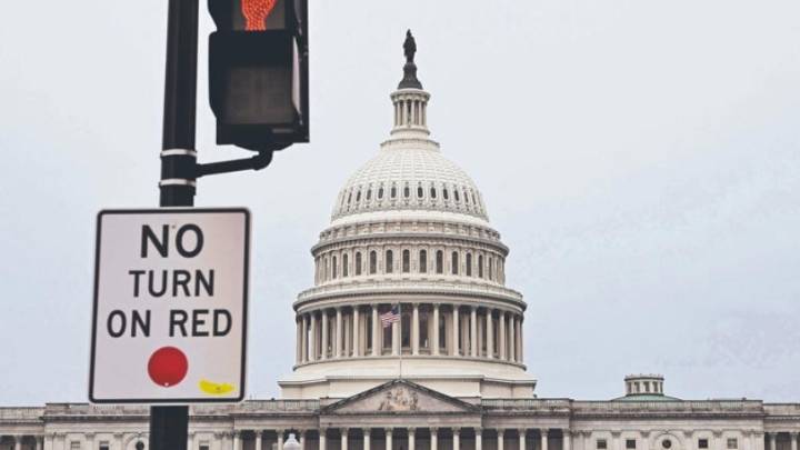 Cierre del gobierno en EEUU podría alargarse, soluciones se desvanecen tras fracaso de iniciativas republicana y demócrata