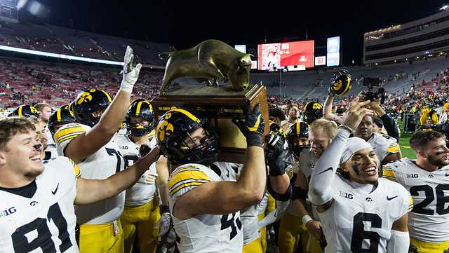 Williams, Gronowski and Moulton help Iowa run over Wisconsin 37
