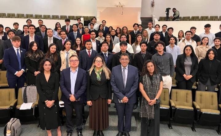 Jesús Ernesto, hijo menor de AMLO, participa en parlamento juvenil en el Senado