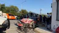 Mujer resulta lesionada tras chocar contra vivienda en Apodaca