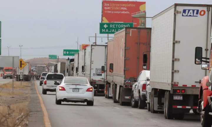 Transportistas bloquean la carretera a Juárez y desatan caos vial en la zona norte