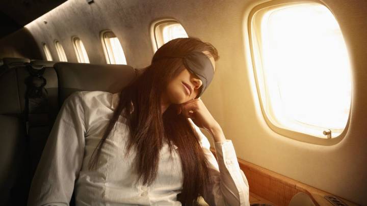 El truco casero para dormir profundamente sin asiento de ventana
