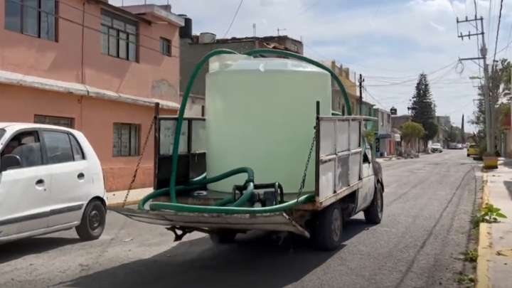 Por Falta de Agua Habitantes en Edomex Compran el Líquido a los Llamados 'Aguachicoleros'