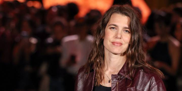 Carlota Casiraghi, ideal vestida de pies a cabeza con el color favorito de las francesas y de Coco Chanel