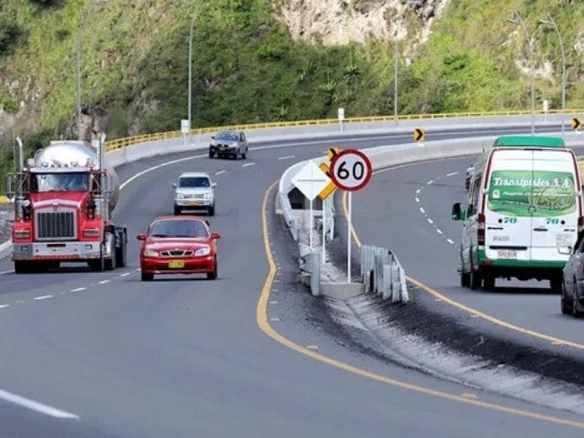 ¿Cuál es la velocidad máxima en carreteras nacionales? Depende del tipo de vehículo: le explicamos