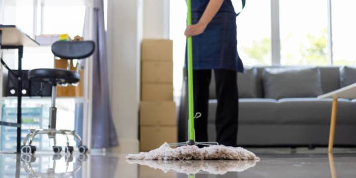 Usa esta poderosa mezcla para trapear y tu piso quedará reluciente