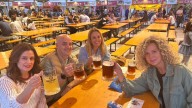 Lugones estrena con fuerza y gran ambiente el Oktoberfest Asturias: "Habrá que venir varios días para probar todas las cervezas"