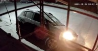 Chocó contra un local comercial y huyó