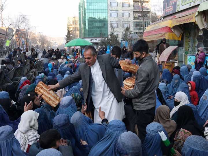 Afghans struggle amid rising poverty and joblessness