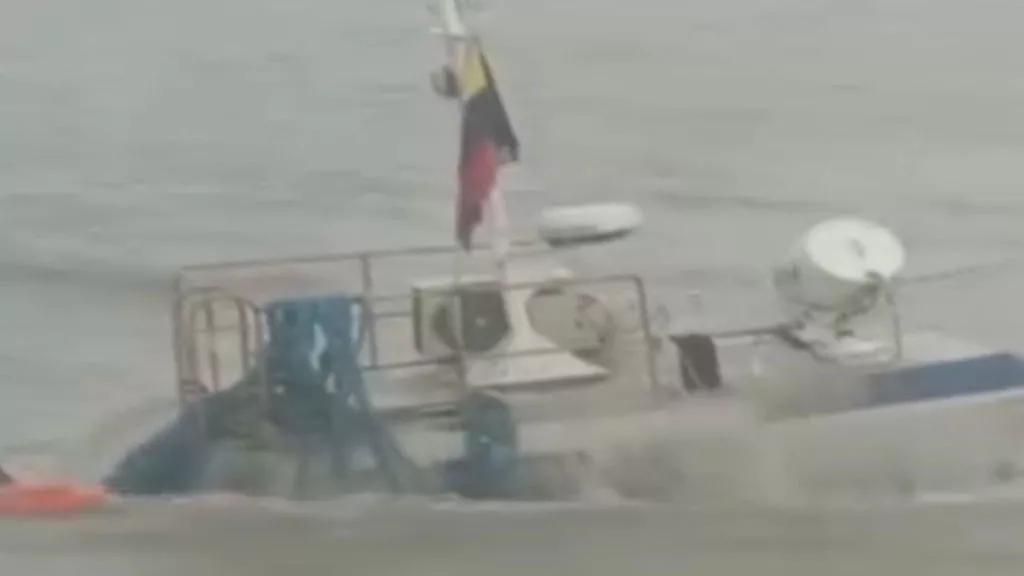 Se hunde remolcador en el Lago de Maracaibo y rescatan a sus cinco tripulantes en Baralt