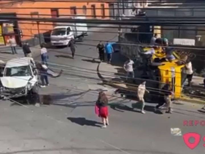 Impactantes registros muestran el pánico tras fatal choque en Recoleta: vecinos corrieron a rescatar a niños del furgón escolar