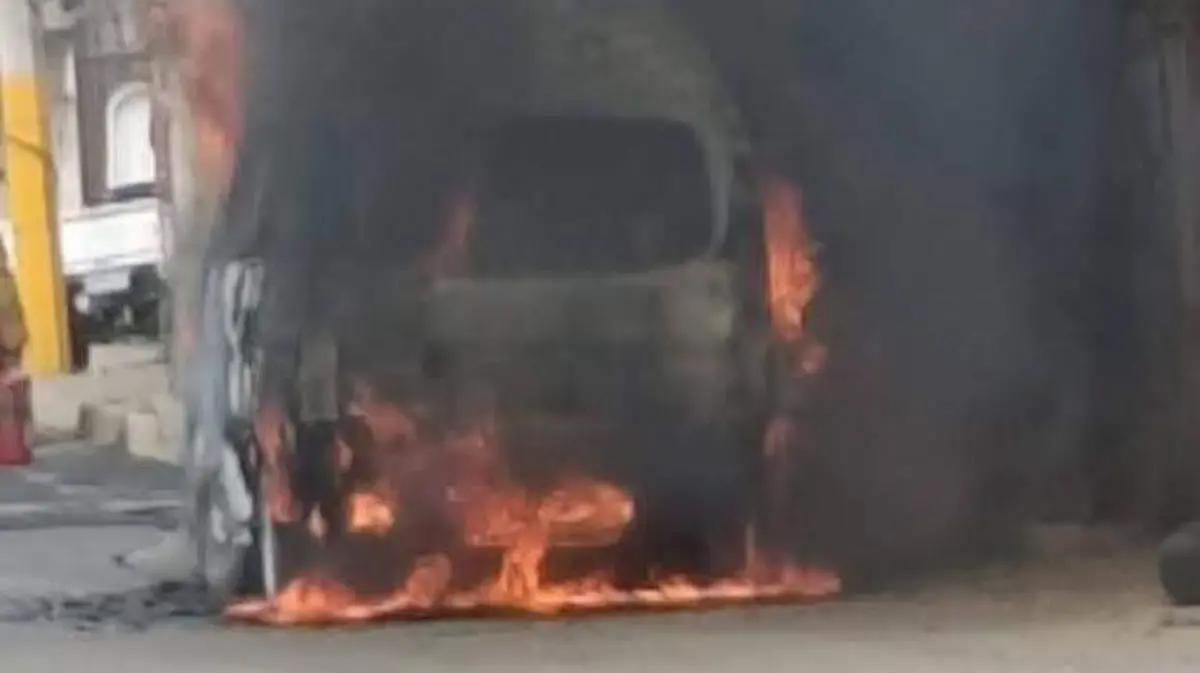 Arde unidad de transporte público en Tultepec