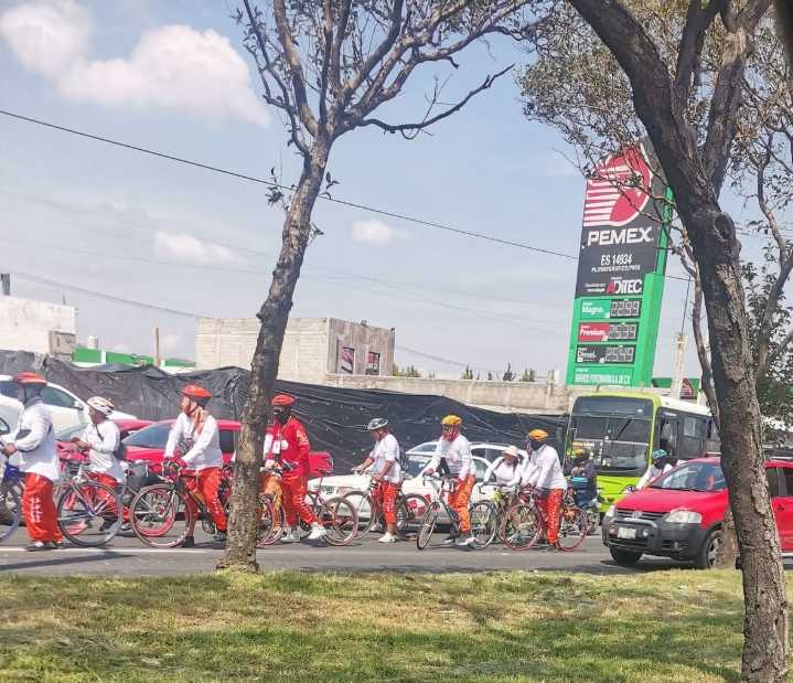 GRUPO DE CICLISTAS SOBRE ALFREDO DEL MAZO CON DIRECCIÓN A PUENTES TOLOTZIN