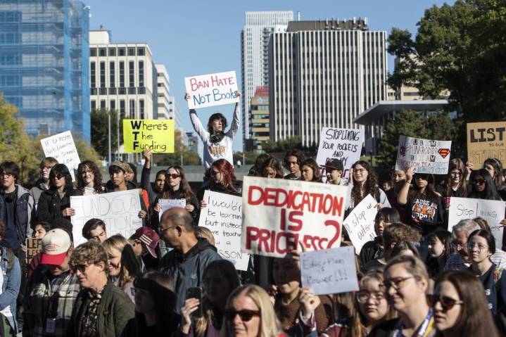 Bargaining talks between province, Alberta teachers to resume Oct. 15