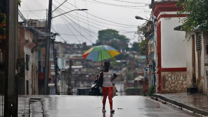 El huracán 'Melissa' siembra Jamaica de destrucción y llega a Cuba, donde ya hay más de 735.000 evacuados