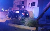Chocan con poste y dejan sin luz a negocios en avenida De las Américas