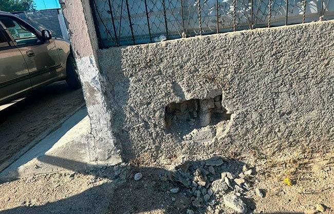 Estrella su automóvil contra barda en Acuña