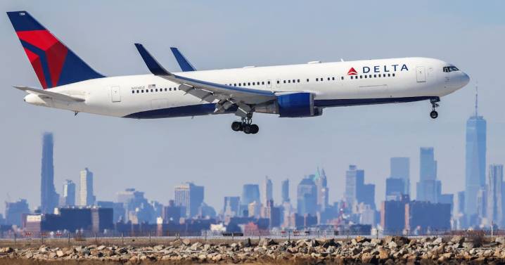 Emergencia aérea en JFK: vuelos suspendidos tras problema en motor de avión