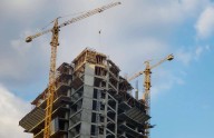La paralización del sector construcción baja al 92%