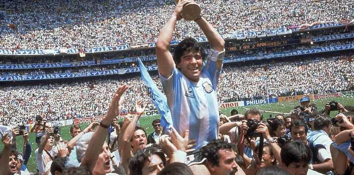 Murió Roberto Cejas, el hincha que llevó a Maradona en andas en México 86: "Yo te levanté y vos me llevaste a la eternidad"