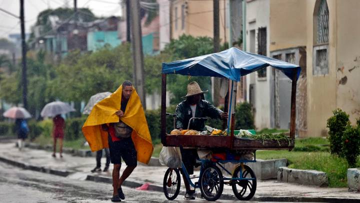 El potente huracán Melissa, de categoría 4, toca tierra en la costa del oriente de Cuba