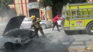 Taxi arde en llamas por presunto cortocircuito en Lerdo